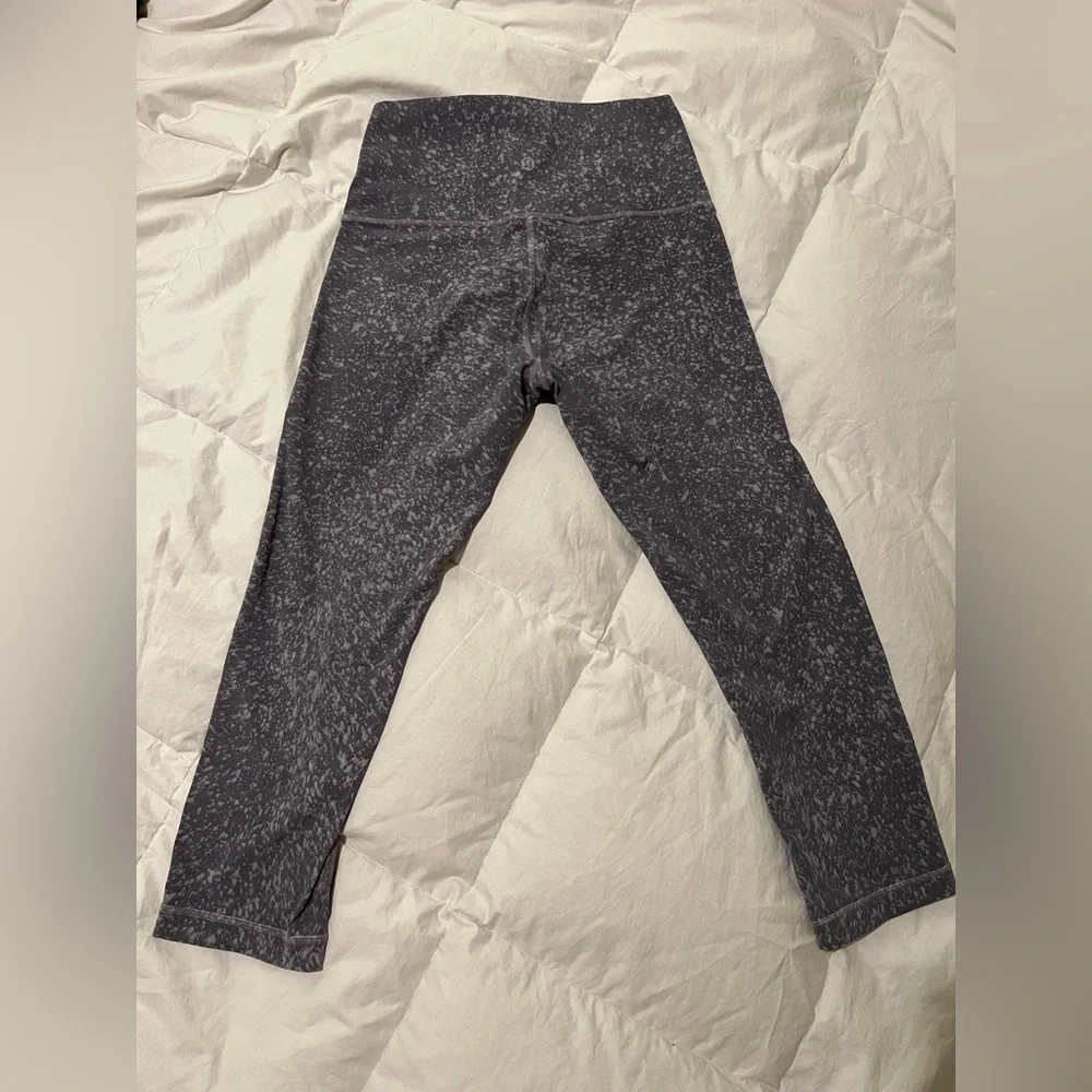 Lululemon Gray Patterned capri Leggings - Picture 3 of 6
